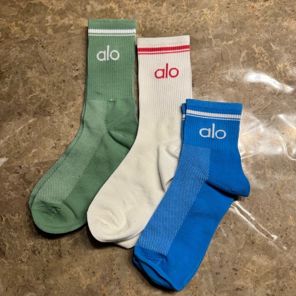 New Women’s Alo Socks
New with tags in its packaging
3 pairs
Fits sizes 6-11 - Picture 2 of 4